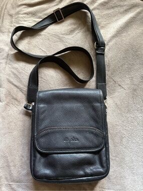 Unisex Black Leather Crossbody Bag